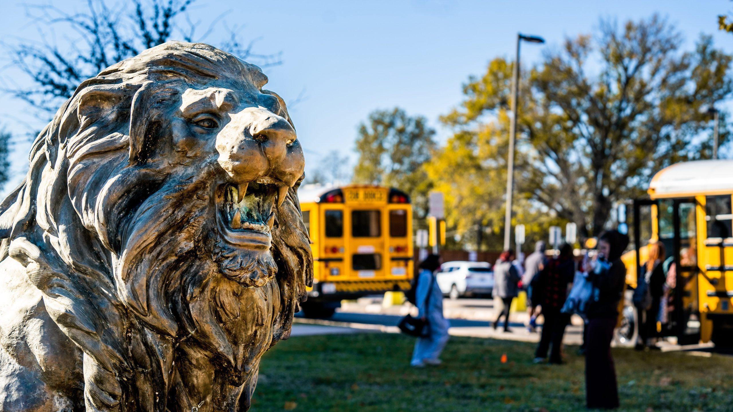 狮子雕像背后是公共汽车. 